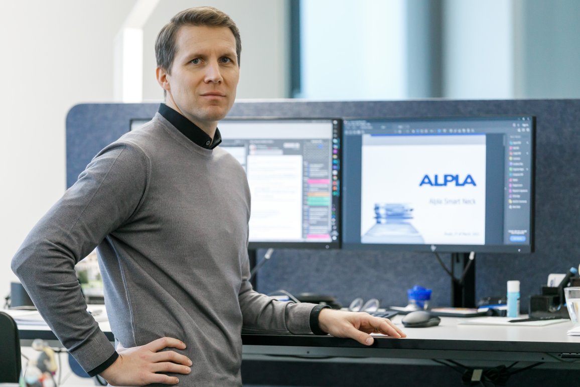 Daniel Lehner in front of his computer monitor