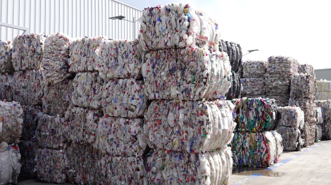 ALPLA processes used plastic packaging into recyclate. The recycled material produced in Mexico and Germany causes up to 87 percent less CO2 emissions than virgin material