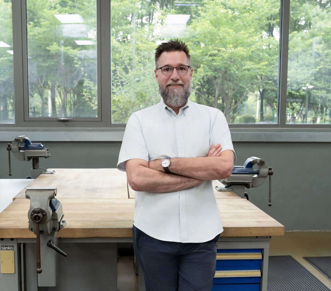 Juan Nitzl in front of a workbench