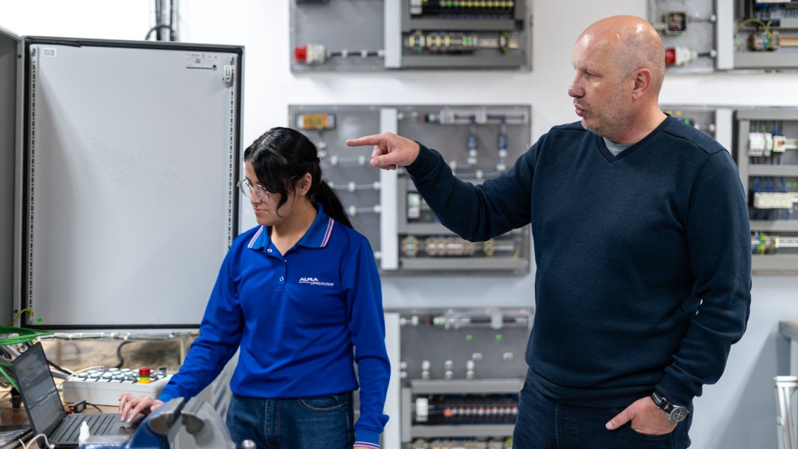 Jörg Östreich in der Lehrwerkstatt.