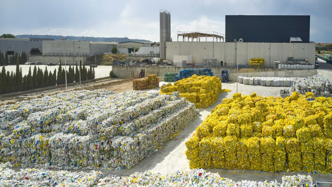 Müllpresse mit gepressten Ballen von Plastikabfällen auf einem Recyclinghof in Spanien