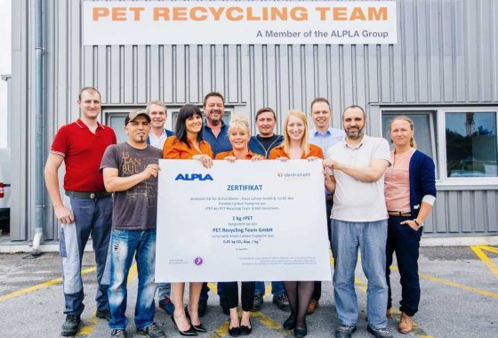 The PET Recycling Team in Wöllersdorf with their CO2 certificate.