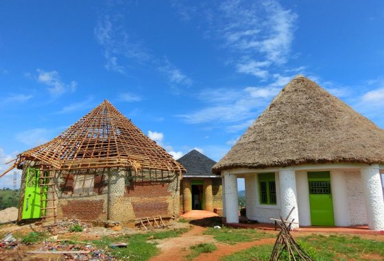 The bottle houses in Uganda - finished and during construction. 