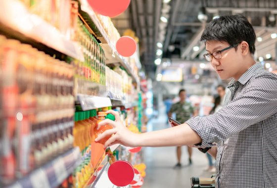 PET-Flaschen im Supermarkt