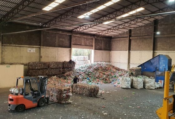 In sortenreinen Ballen verlässt das PET die Sammelzentren in Richtung IMER-Recyclingwerk.