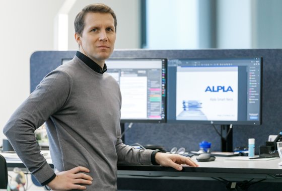Daniel Lehner in front of his computer monitor