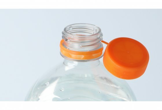 This orange tethered cap model Dance will not separate from the bottle. It is the model of ALPLA pioneer in plastic packagings
