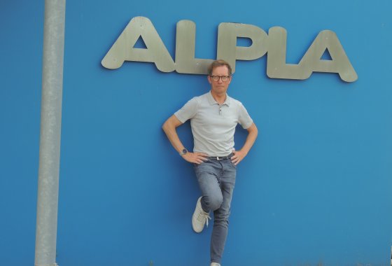 Andreas Kiso in front of the ALPLA plant.