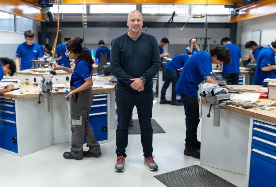 Joerg Oestreich in front of the mexican apprentices