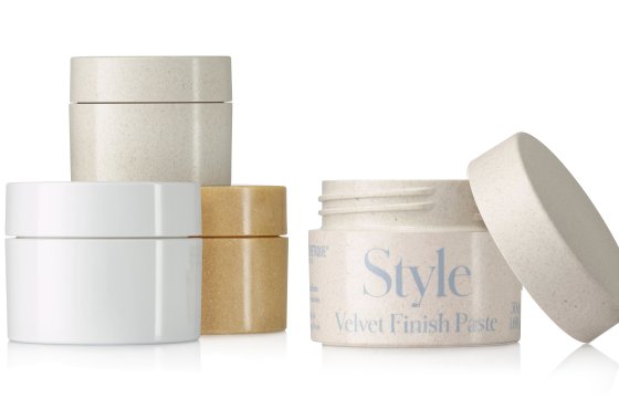 Gestapelte Kosmetiktiegel in neutralen Farbtönen mit einer offenen Seite, die das ALPLA-Verpackungsdesign präsentiert.